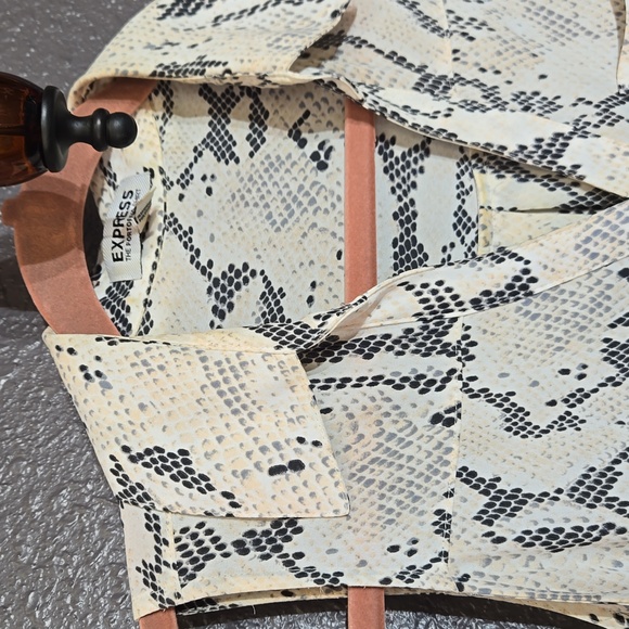 Express Button-down Sleeveless Top - Picture 3 of 7